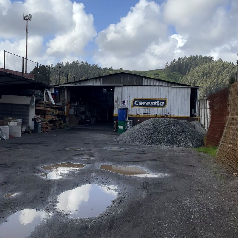 Entrada de la bodega de materiales de Ferretería Collao en Collao 701, con el patio y el galpón